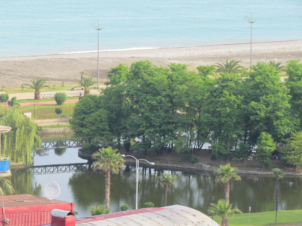 Real Palace 18 Pirosmani Apartment Batumi Bagian luar foto