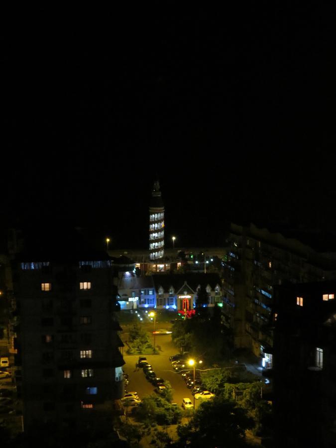Real Palace 18 Pirosmani Apartment Batumi Bagian luar foto