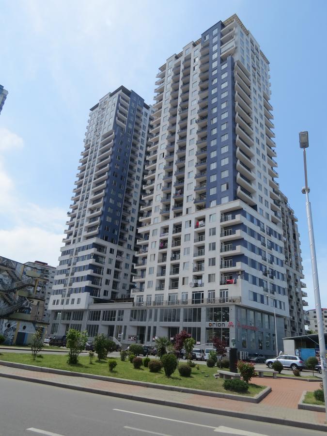 Real Palace 18 Pirosmani Apartment Batumi Bagian luar foto