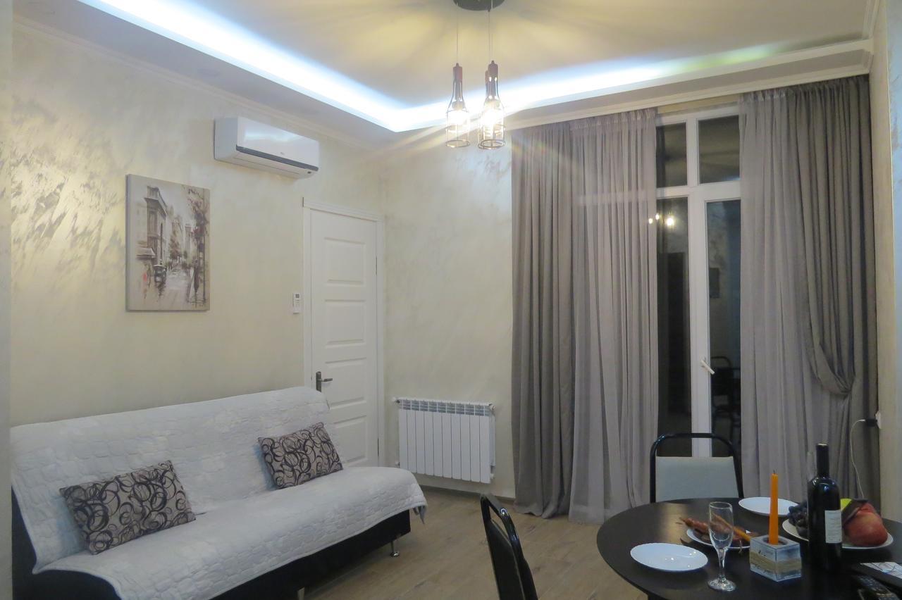 Real Palace 18 Pirosmani Apartment Batumi Bagian luar foto