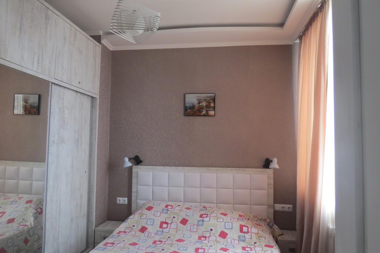 Real Palace 18 Pirosmani Apartment Batumi Bagian luar foto
